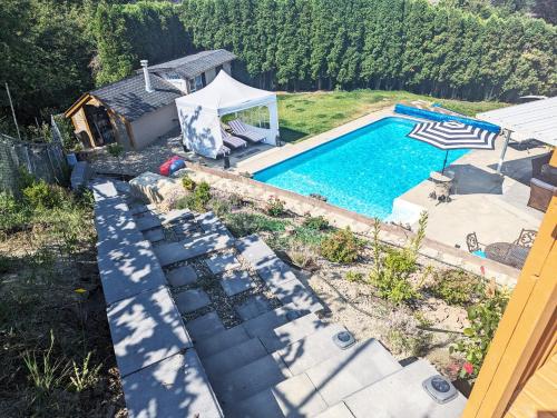 2 Suites Not-Interconnected - 2 plus 1 Washroom - Heated Pool and Hot Tub in Kelowna, Canada