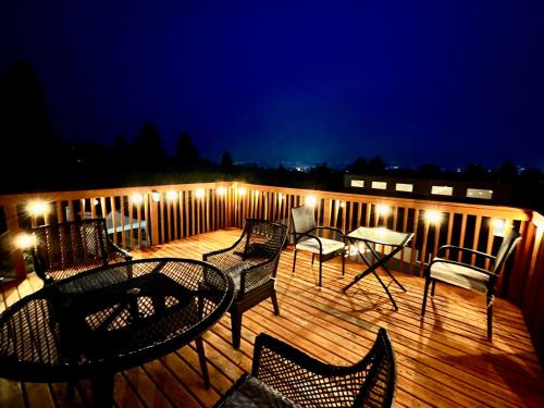 2 Suites Not-Interconnected - 2 plus 1 Washroom - Heated Pool and Hot Tub in Kelowna, Canada