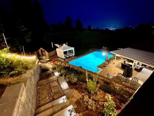 2 Suites Not-Interconnected - 2 plus 1 Washroom - Heated Pool and Hot Tub in Kelowna, Canada