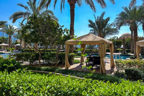 Fairmont Residences Exquisite 2BR Luxury Retreat - image 14