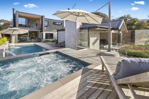 Cambridge Gardens - Sorrento Luxury with Gas Heated Spa, Solar Heated Pool