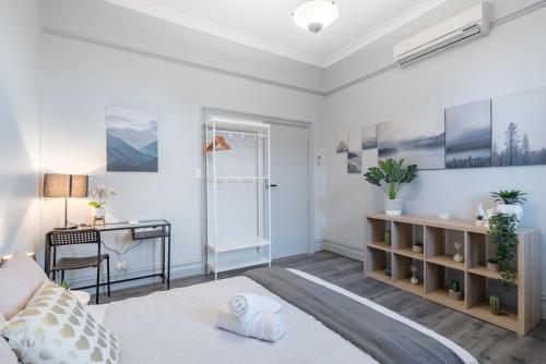 Tranquil Double Room - Next to Bus Station & Park & Chinatown - Shared Bathroom near Angelo's on the Bay