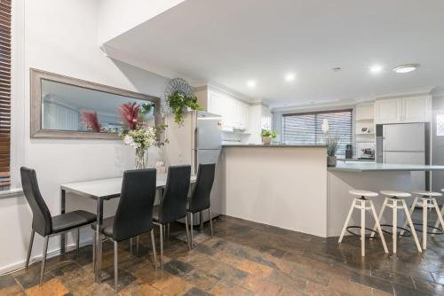 Tranquil Double Room - Next to Bus Station & Park & Chinatown - Shared Bathroom near Angelo's on the Bay
