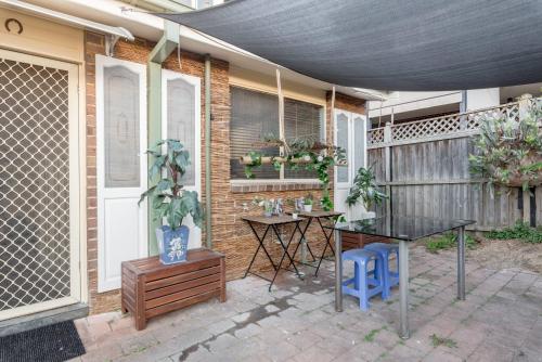 Tranquil Double Room - Next to Bus Station & Park & Chinatown - Shared Bathroom 4