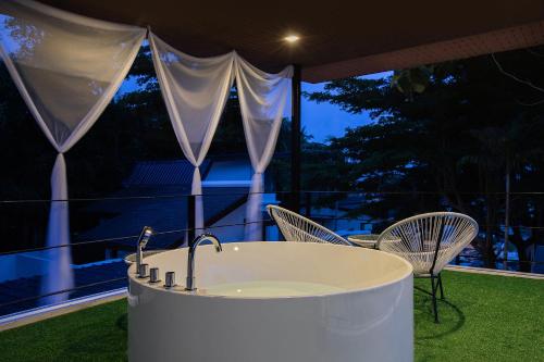 room detail thumbnail 2