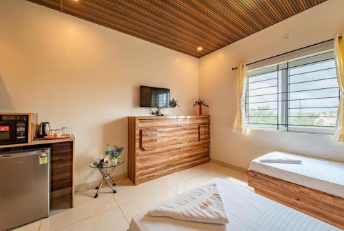 1 double bed, 1 twin bed