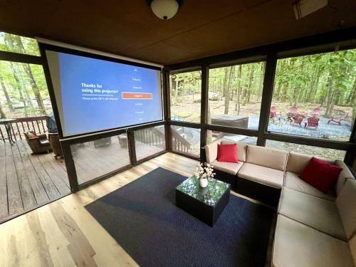 4BD Family Cottage in Pocono Forest W Private Pool & Hot-tub in East Stroudsburg, USA