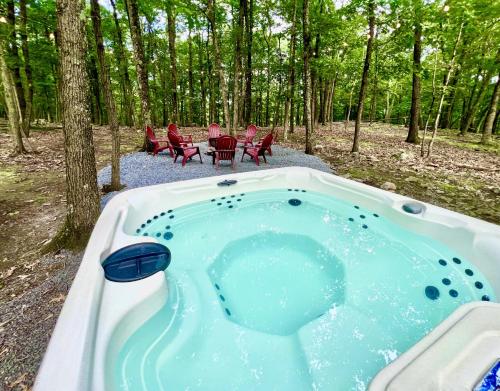 4BD Family Cottage in Pocono Forest W Private Pool & Hot-tub in East Stroudsburg, USA