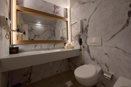 Budget Twin Room image 8