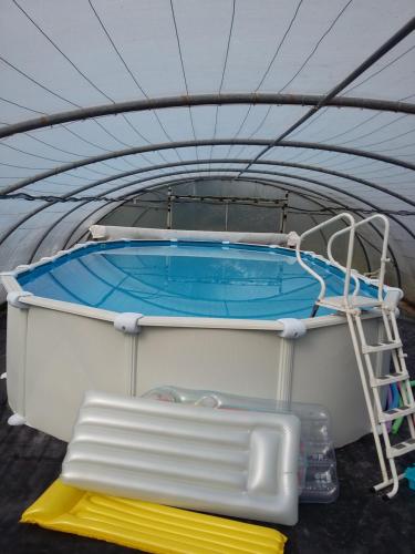 Úszómedence, Calme et tranquillité (Calme et tranquillite) in Selles-Saint-Denis