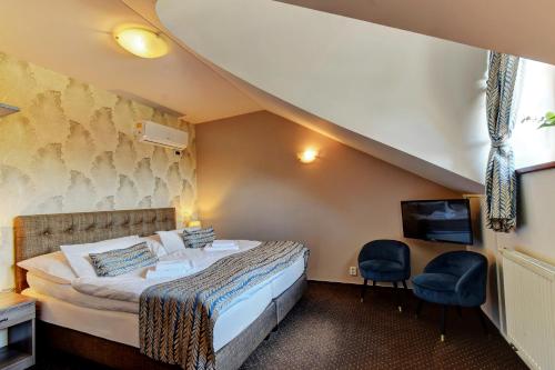 Alexander Room Type - Deluxe Triple Room with City View