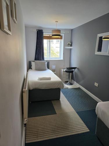 Modern 2 Bed Apartment by BellaLiving