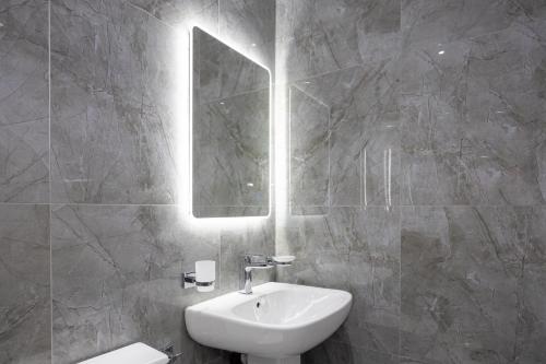 The Kent- Luxury Rooms Room Type - Deluxe Double Room with Shower