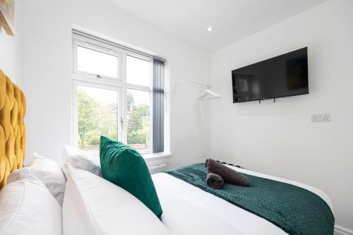 The Kent- Luxury Rooms - Tap to explore photos