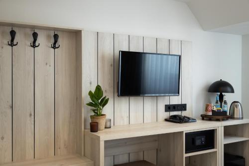 Standard Twin Room image 7