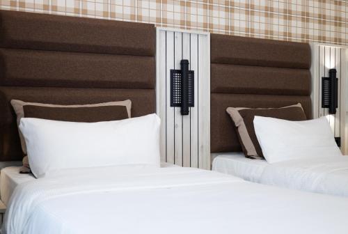 Standard Twin Room image 4