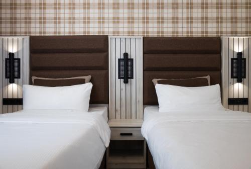Standard Twin Room image 6