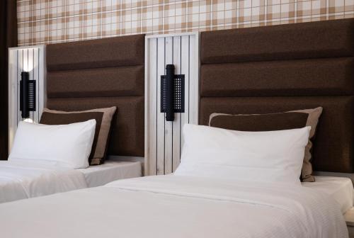 Standard Twin Room image 5