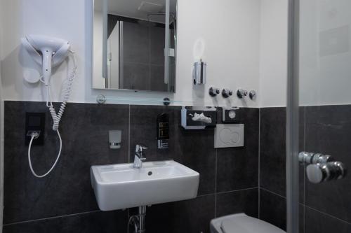 Standard Queen Room image 1