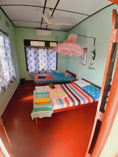 1 double bed, 1 twin bed