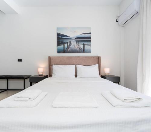 Minimal Studio with Balcony in Pagrati Athens - image 7