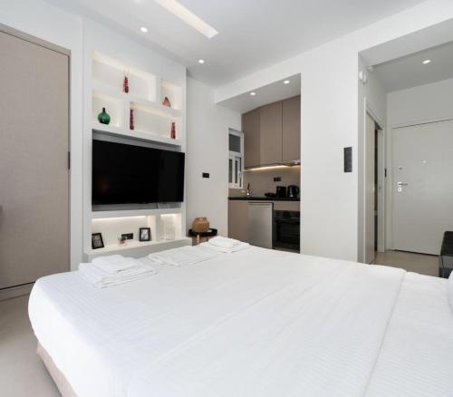 Minimal Studio with Balcony in Pagrati Athens - image 11