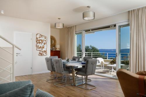 Villa Anadea with hot tub overlooking sea, Trogir (zdjęcie 8)