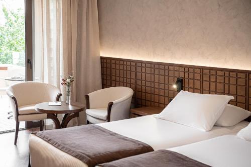 Superior Room with Balcony image 3