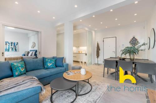 Upscale central APT, Patio near Hospitals & Metro, Atény