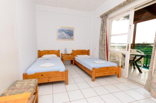Superior One-Bedroom Apartment with Side Sea View image 3