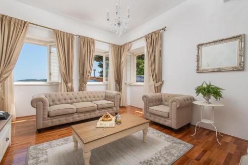 Beachvilla AdriaStone with Pool and Jacuzzi in Orebic