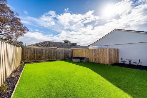 A Private Hideaway with Large Backyard and CarParks