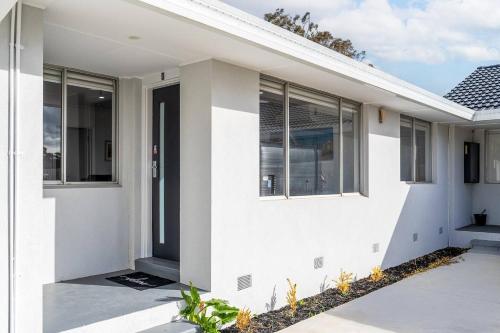 A Private Hideaway with Large Backyard and CarParks