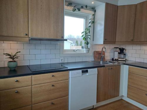 주방, Villa with hot tub and sauna in 홀름순드