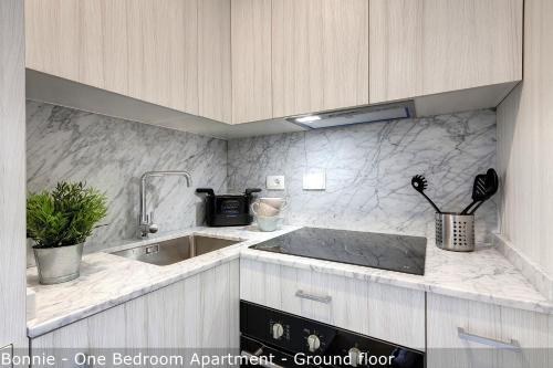 Bonnie - Clyde - Marvin Apartments by Mamo Florence