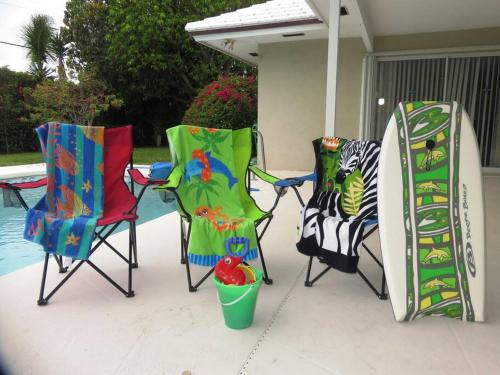 Spacious villa, pool, water views, walk to beach in West Palm Beach, USA