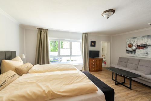 1 king bed, 1 sofa bed