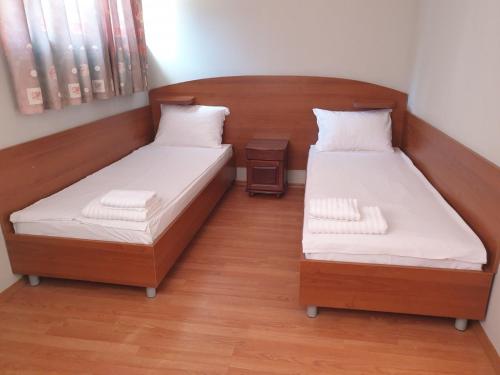 2 bedrooms, 4 beds