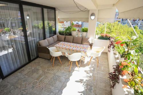 Colorful Oasis with Sunny Balcony, Tirana