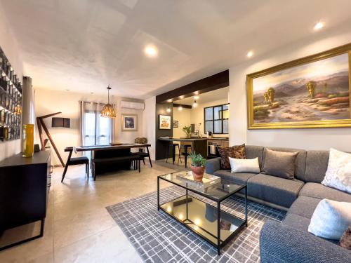 Modern Apartment Steps from main plaza