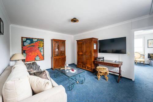 1 king bed, 1 sofa bed