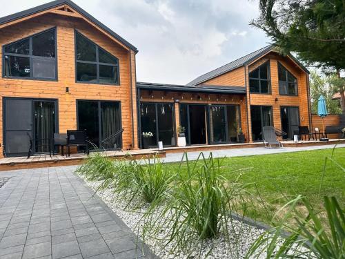 DOMKI Leśna Cisza jezioro Powidzkie dla 18 osób - 5D Apartments (DOMKI Lesna Cisza jezioro Powidzkie dla 18 osob - 5D Apartments) in Przybrodzin