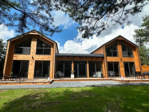 DOMKI Leśna Cisza jezioro Powidzkie dla 18 osób - 5D Apartments (DOMKI Lesna Cisza jezioro Powidzkie dla 18 osob - 5D Apartments) in Przybrodzin