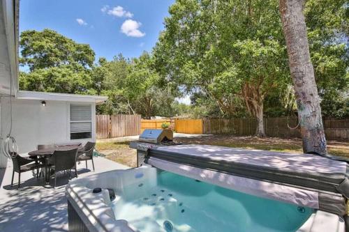 Fenced in With Jacuzzi Close to Siesta Key Bridge! in Sarasota, USA