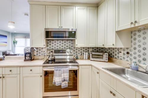 Pet-Friendly Annapolis Home Walk to Beach! in Annapolis, USA