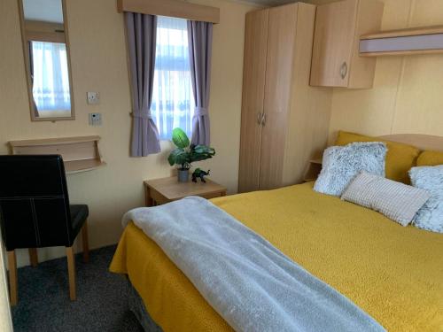 2-Bed Caravan - Sleeps 6 - Parking & Veranda, Skegness
