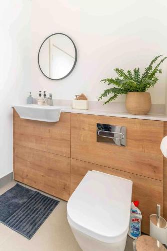 London Oasis - Spacious 4 Bedroom House - image 7