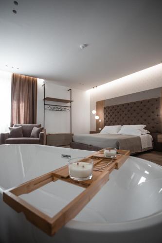 . Alexander House Hotel