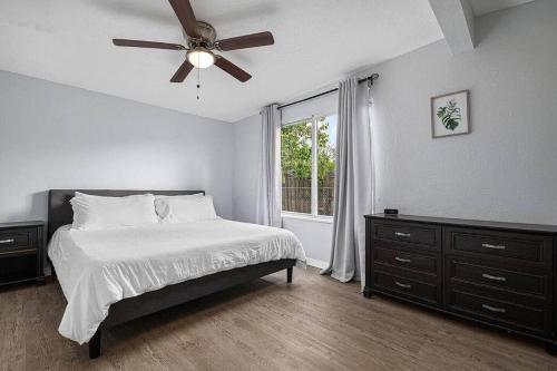 Home With Fenced Yard, Hot tub, Grill and 3 King Beds! in Sarasota, USA