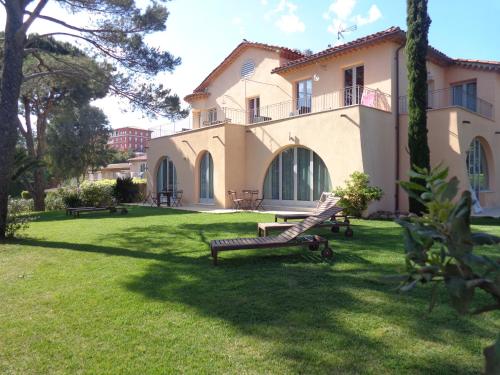 One-Bedroom Apartment with Garden